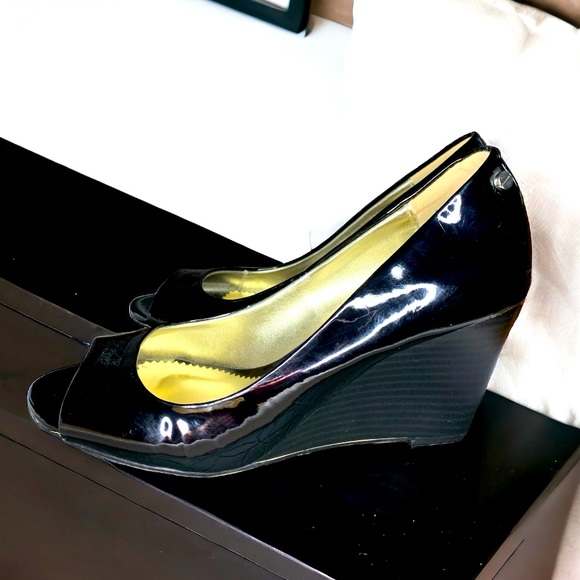 LIZ CLAIBORNE Women’s patent leather peep toe- 7 - Picture 4 of 7